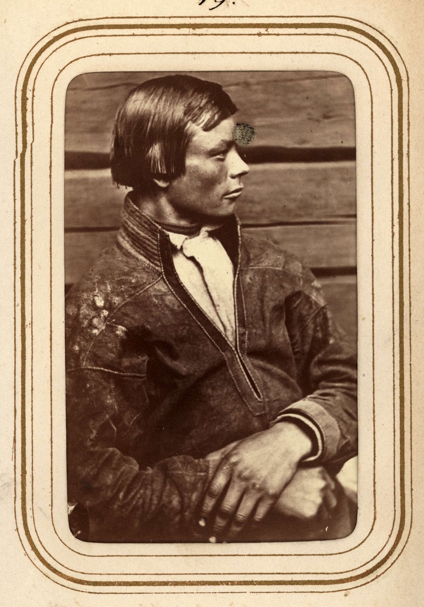 Profilporträtt av samen Pava Lars Nilsson Tuorda, 24 år, Tuorpons sameby. Ur Lotten von Dübens fotoalbum med motiv från den etnologiska expedition till Lappland som leddes av hennes make Gustaf von Düben 1868.