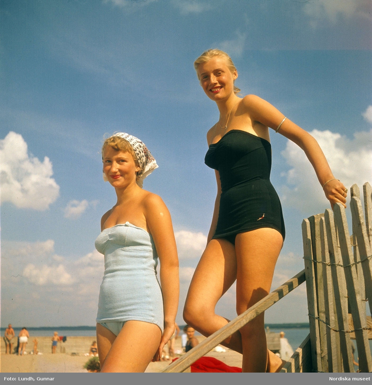 Två unga kvinnor i baddräkt på strand. Malen, Båstad, Skåne.