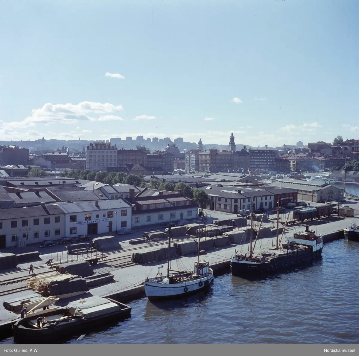 Göteborg. Första bommen (hamn) med staden i bakgrunden. Hultmans holme.