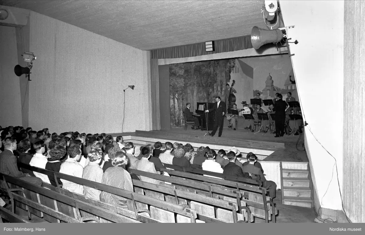 Frank Sinatra på turn i Sverige. Finspångs Folkets park. Sinatra på scenen framför den något glesa publiken. 