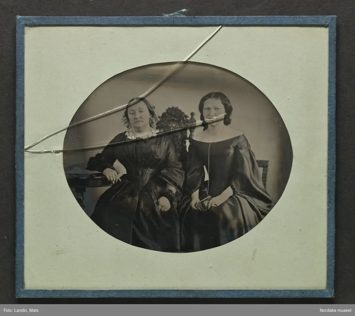 Porträtt av två okända kvinnor. Ambrotyp, ca 1860. Nordiska museet inv.nr 231626.