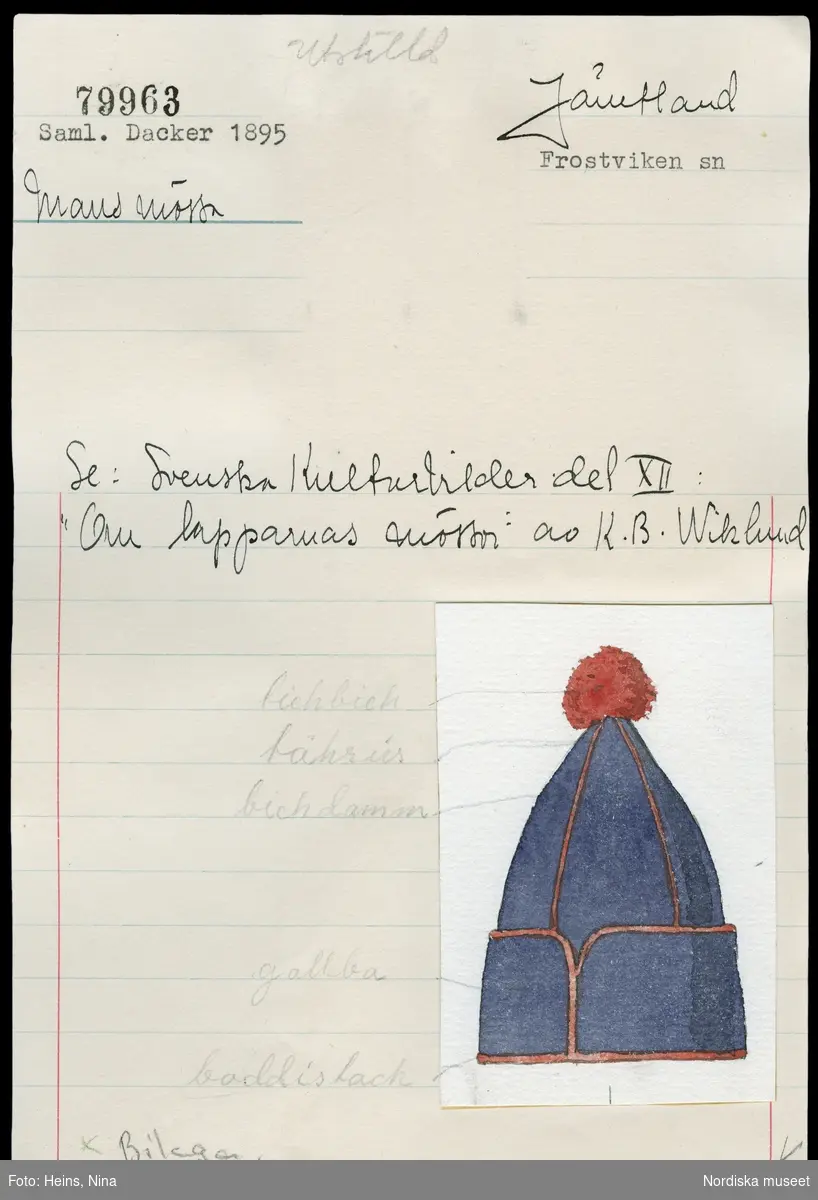 Katalogiseringskort, så kallad kataloglapp, från Nordiska museet. Föremål inv.nr NM.0079963, mansmössa från Jämtland, Frostviken socken. Akvarellerad teckning avbildar föremålet. Samiska benämningar på detaljerna påskrivna med blyerts.