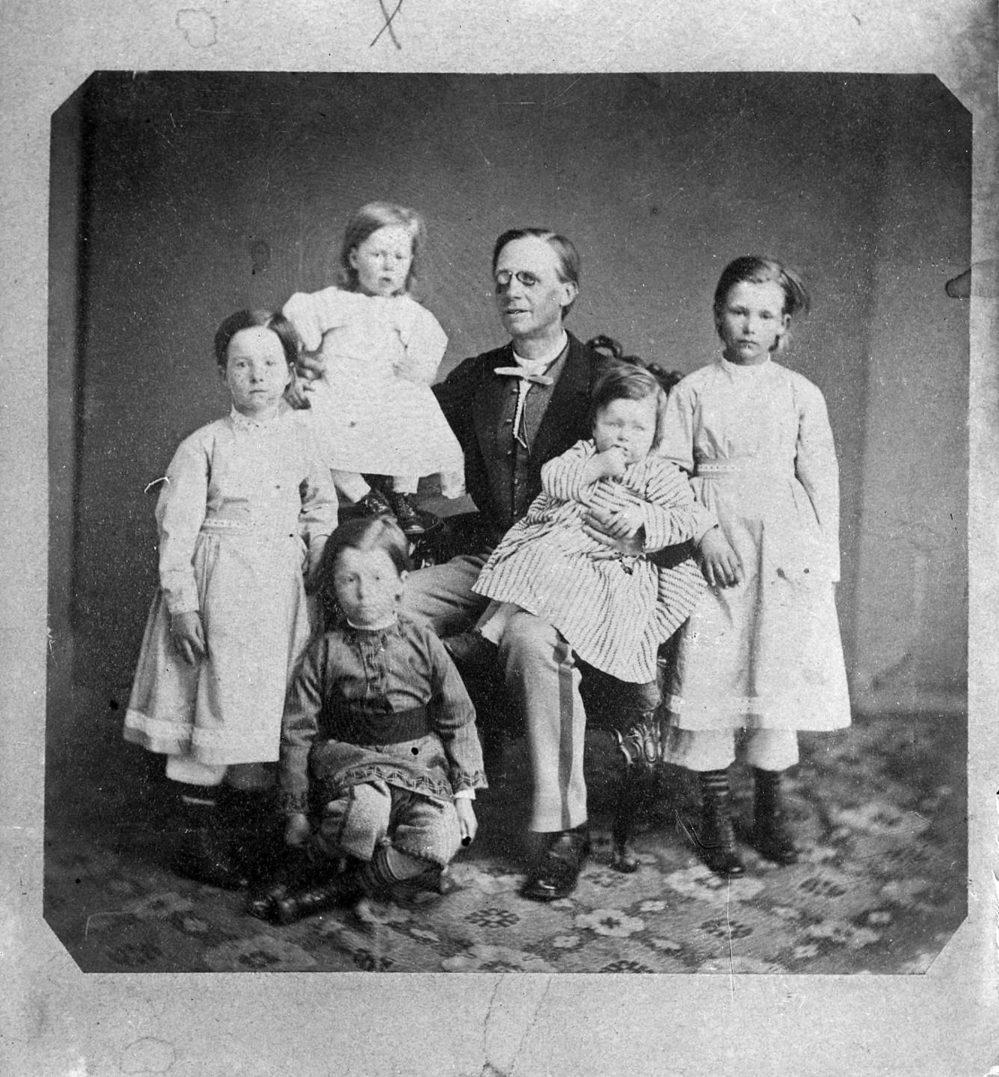 Reproduktion av en gruppbild av en far med sina fem barn.