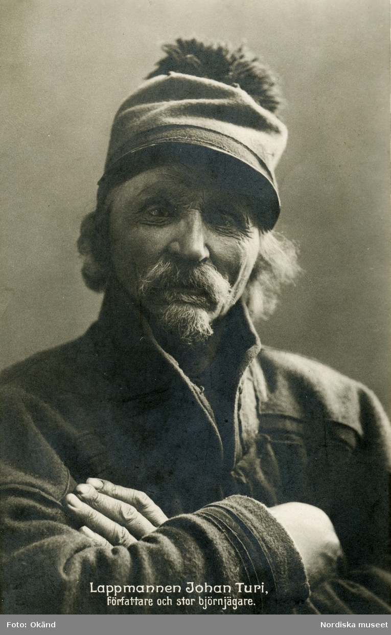 Porträtt av den samiske författaren och konstnären Johan Turi (1854-1936). Påskriften på bilden anger också att han var en stor björnjägare.