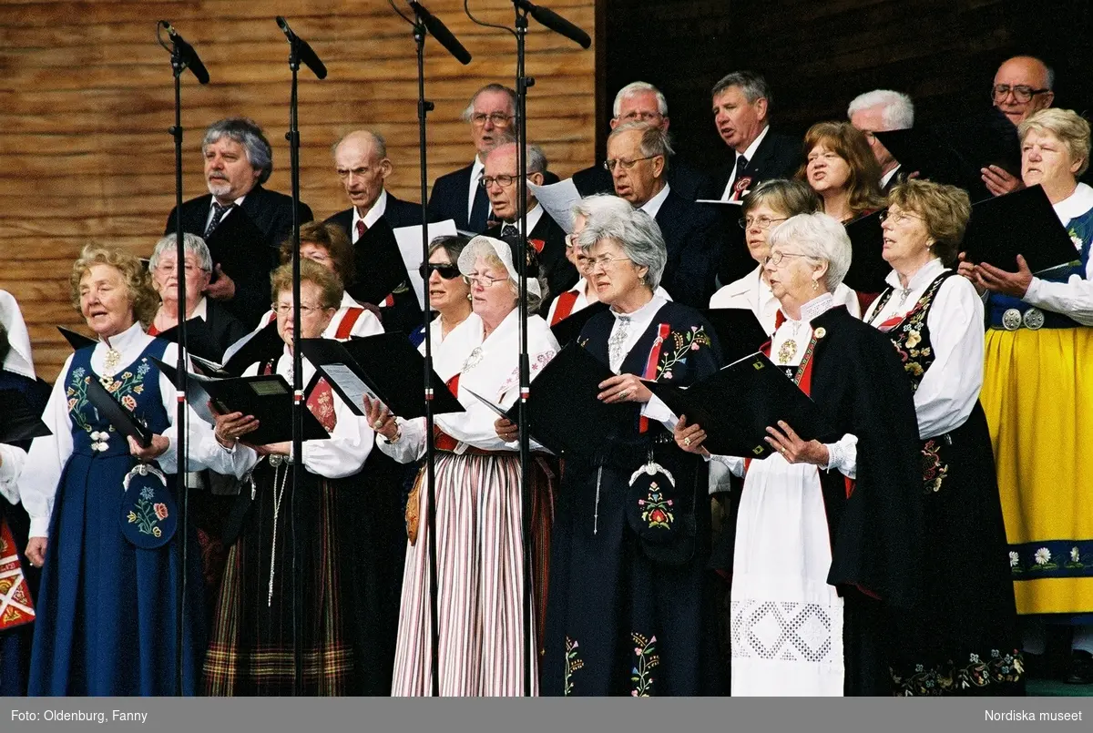 Firandet av den norska nationaldagen 17:e maj i Stockholm. Scenframträdande på Sollidenscenen på Skansen, körsång.