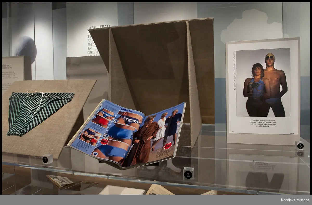 Fotodokumentation av utställningen Män i baddräkt.


Män i baddräkt är en liten utställning som handlar om badkläder för män. Det handlar om simbyxor och baddräkter, badbyxor, badshorts och surfbadshorts.

Visas 25/1-11 - 18/9-11.
