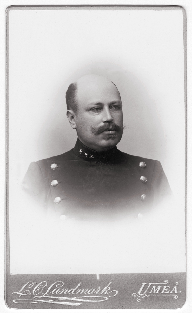 Porträtt av Göran Albin Ahlstrand (1860-1925), liberal politiker och borgmästare i Umeå. Visitkort.