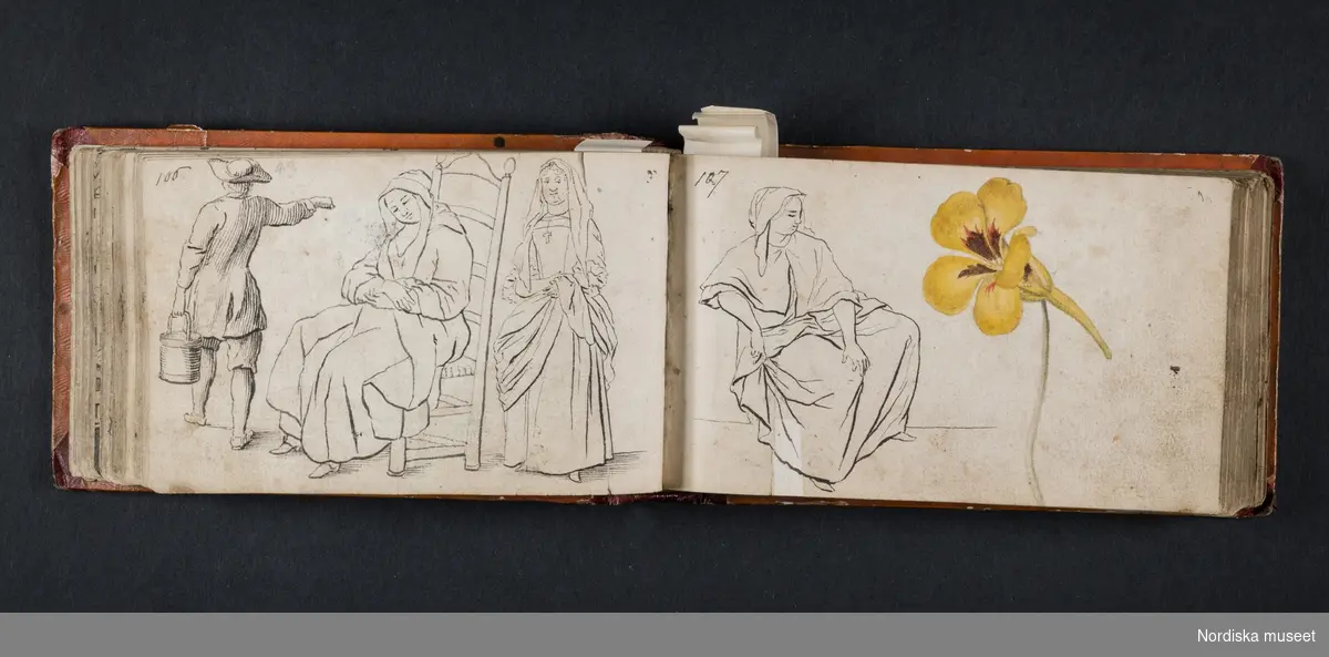 "Röda boken". Liten bok med initialerna H B på framsidan och årtalet 1728 på baksidan. Boken innehåller skisser av myter, människor, djur, byggnader och växter. Enligt medföljande utdrag ur brev från Knut Almström till direktör Fredrik Wehtje 1952 så har boken tillhört Petter Gustaf Löfström och därefter en man med efternamnet Bundred som var gravör vid Rörstrand.