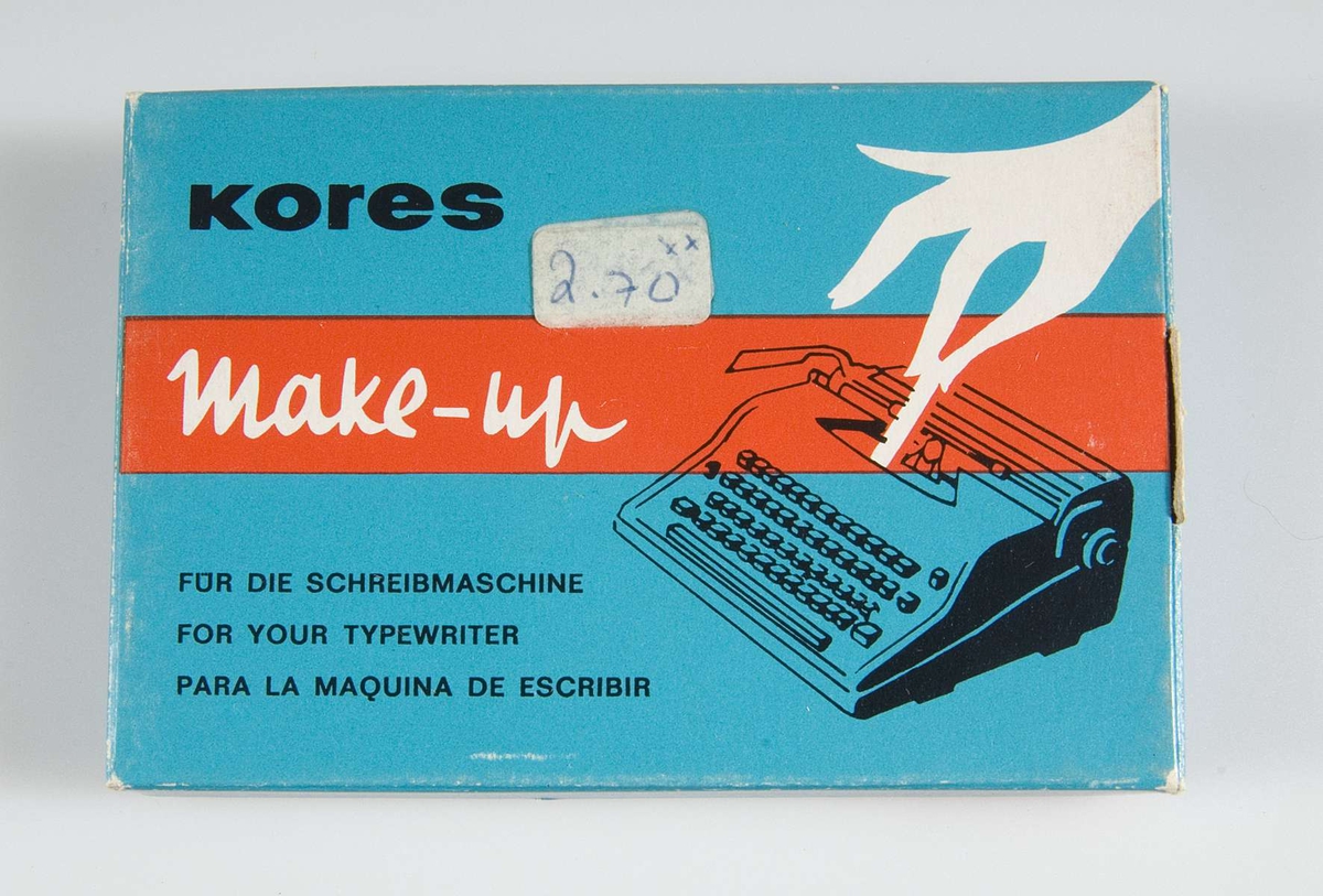 Kartong av papp i blått, rött och vitt och svart bild av skrivmaskin och en hand som rengör den och text: Kores, Make.Up, for you typewriter, TYPE CLEANER. Instruktionstext på baksidan på tyska, engelska och spanska. Prislapp: 2.70.