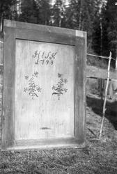 Skapdør? med inskripsjonen «HLSK L799»