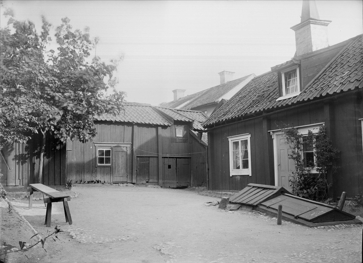 Gårdsinteriör, S:t Johannesgatan 3, kvarteret Pistolen, Fjärdingen, Uppsala 1908
