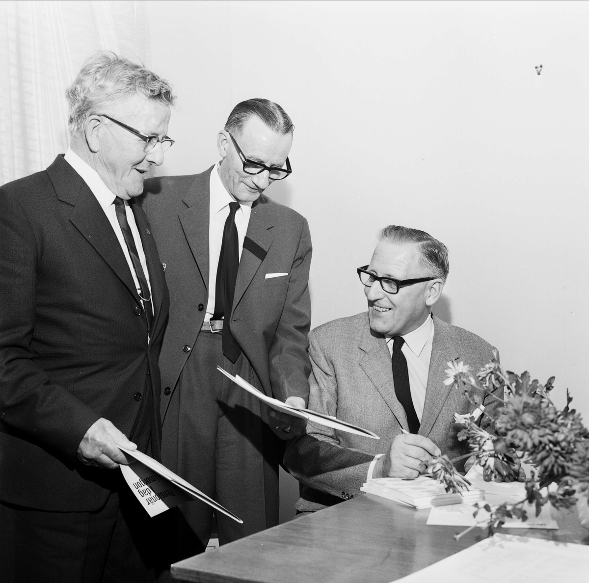 Tre män vid sammanträdesbord, sannolikt Tierp, Uppland, 1967
