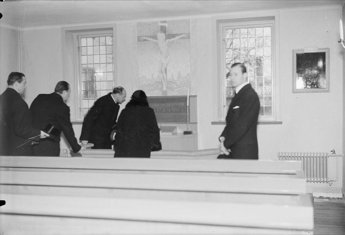 Besökare i kapell, sannolikt vid invigningen av etapp två av utbyggnaden av Uppsala Ålderdoms- och sjukhem, kvarteret Idun, Uppsala 1935