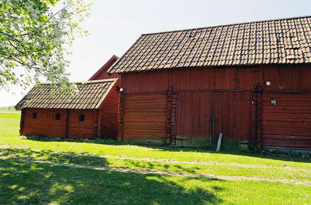 Ekonomibyggnader, Nederhassla, Häggeby socken, Uppland 2004