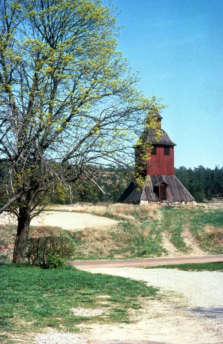 Klockstapeln vid Nysätra kyrka, Nysätra socken, Uppland 1976