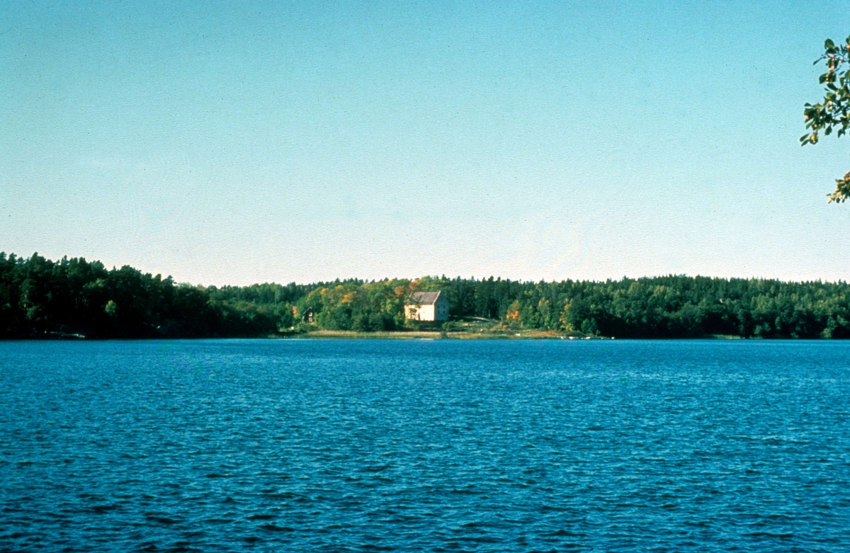 Mälaren och Utö hus, från Grönsöö slott, Kungs-Husby socken, Uppland 1977