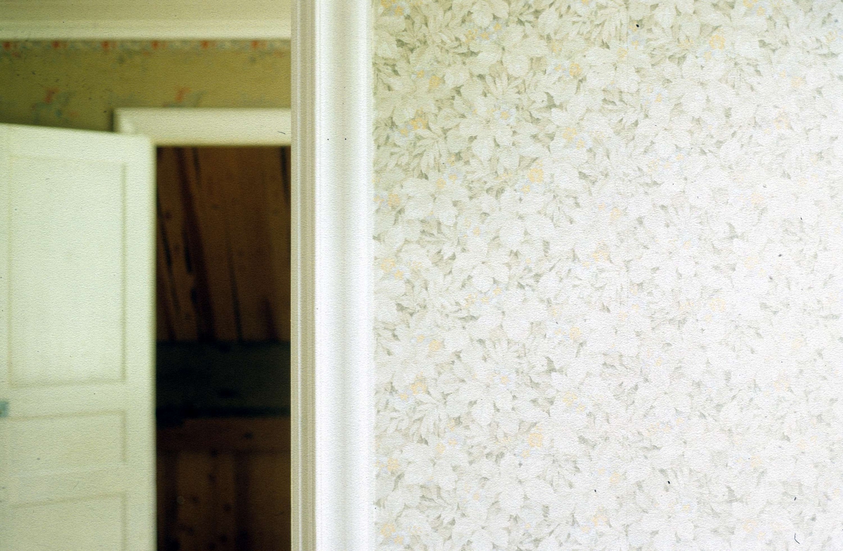 Tapet på vägg i bostadshus, Siggberg, Nora socken, Uppland 1993