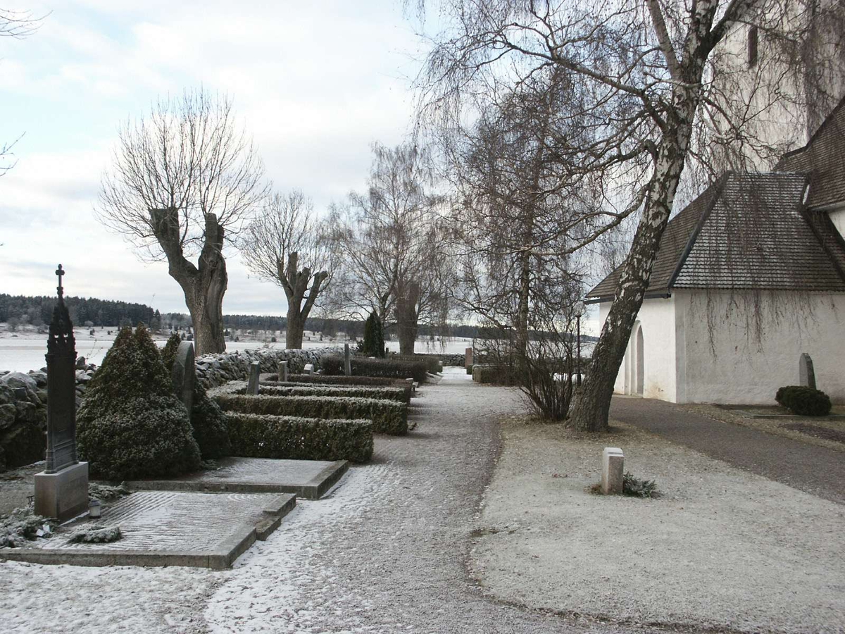 Kyrkogården vid Biskopskulla kyrka, Biskopskulla socken, Uppland december 2002