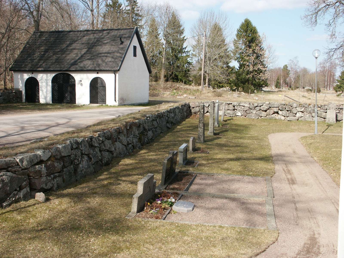 Kyrkogården vid Skuttunge kyrka, Skuttunge socken, Uppland 2005