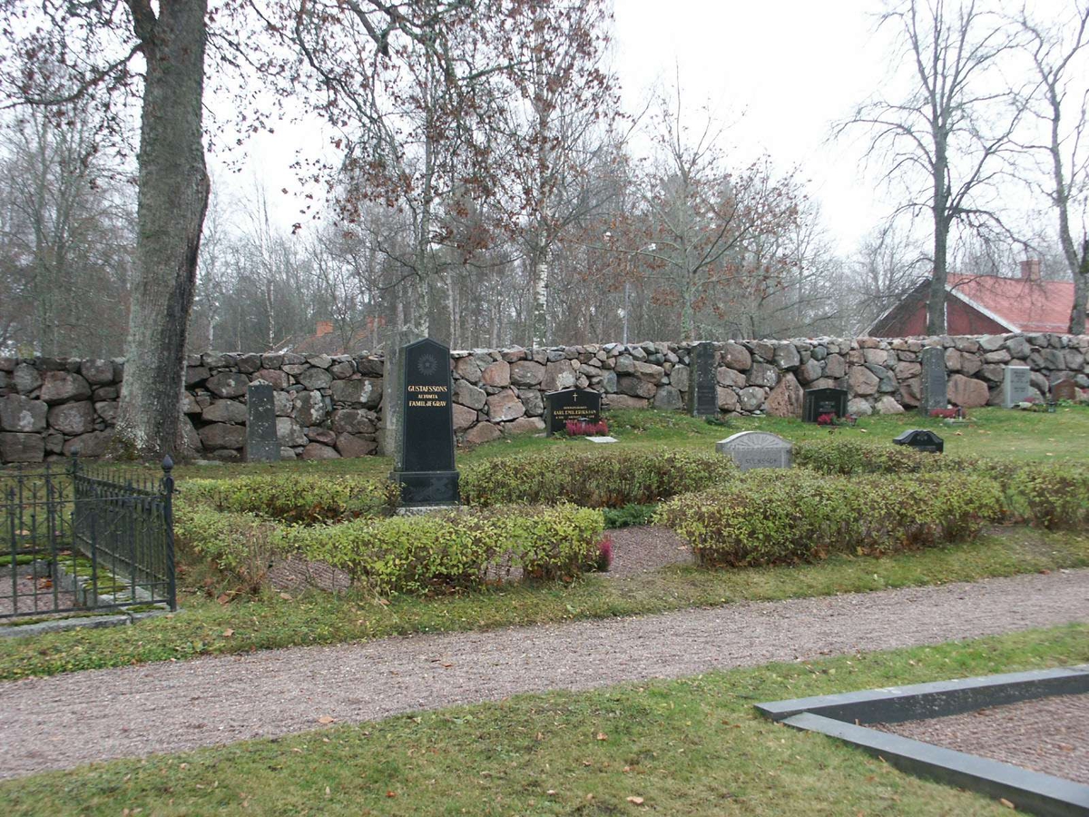 Kyrkogården vid Tensta kyrka, Tensta socken, Uppland  2004
