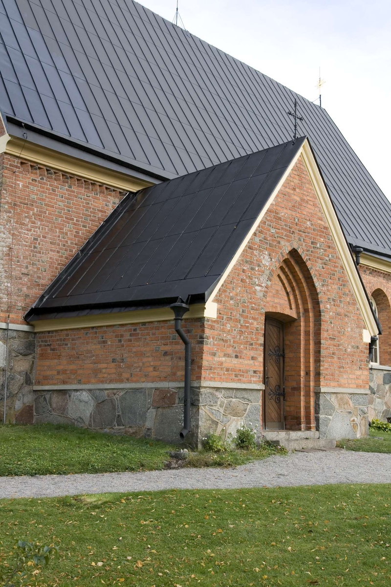 Tuna kyrka, Tuna socken, Uppland 2009. Vapenhuset och södra sidan av långhuset med nylagt plåttak. 
