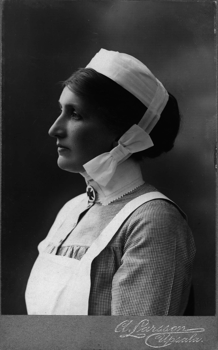 Kabinettsfotografi - kvinna i sjuksköterskeuniform, Uppsala