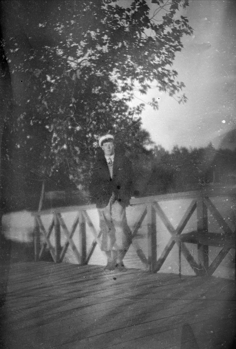 Man på träbro, sannolikt Sala socken, Västmanland 1940 - 50-tal