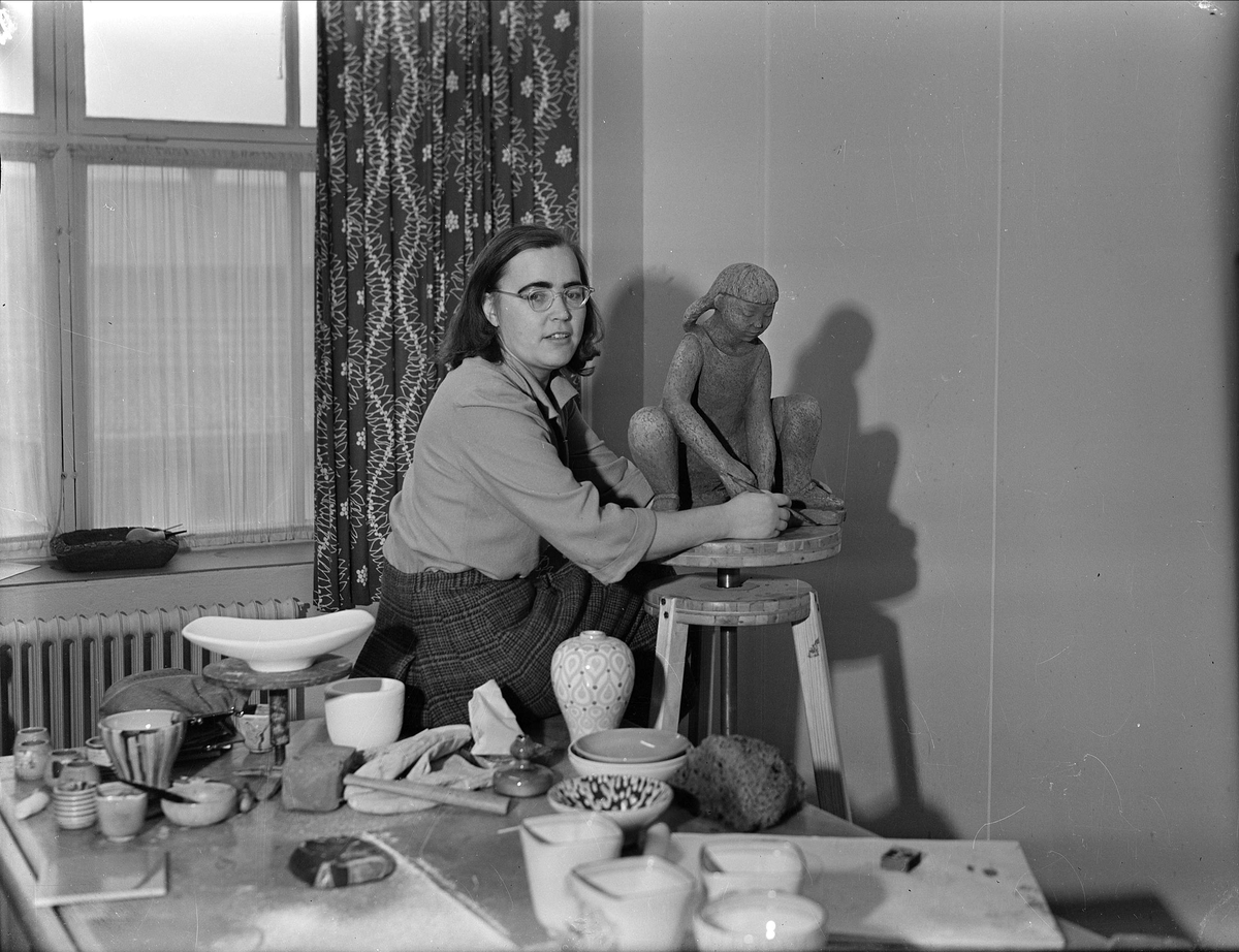 Konstnären Mari Simmulson med keramik, sannolikt från Upsala-Ekeby AB i Ekeby bruk, Uppsala