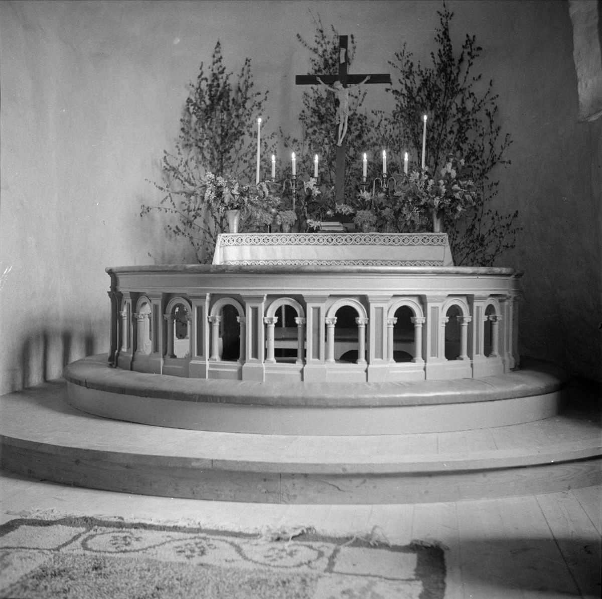 Altaret i Skogs-Tibble kyrka, Skogs-Tibble socken, Uppland maj 1937