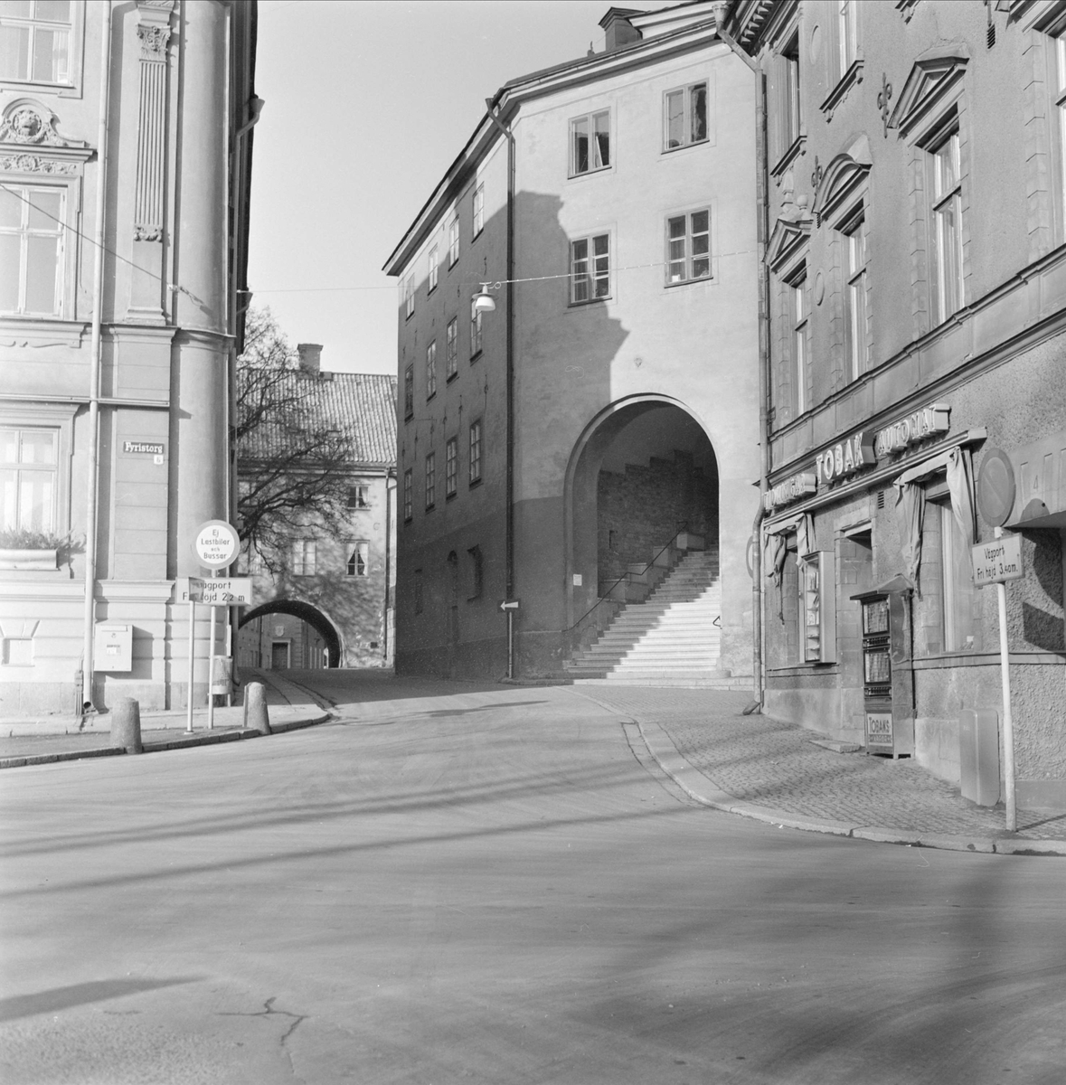 Valvgatan mot Domtrapphuset och Gillbergska huset, kvarteret Holmen, Fjärdingen, Uppsala