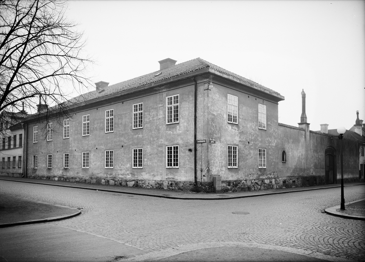 Byggnad uppförd 1932 - 1935 som Uppsala stads fattighus, korsningen S:t Olofsgatan - Övre Slottsgatan, kvarteret Pistolen, Uppsala 1934