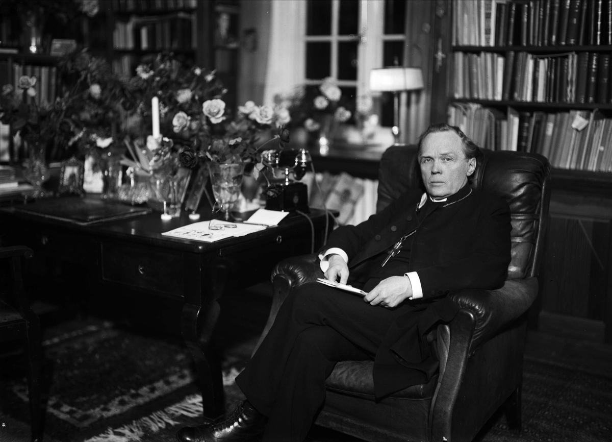 Ärkebiskop Nathan Söderblom i sitt arbetsrum i Ärkebiskopsgården, Uppsala 1931