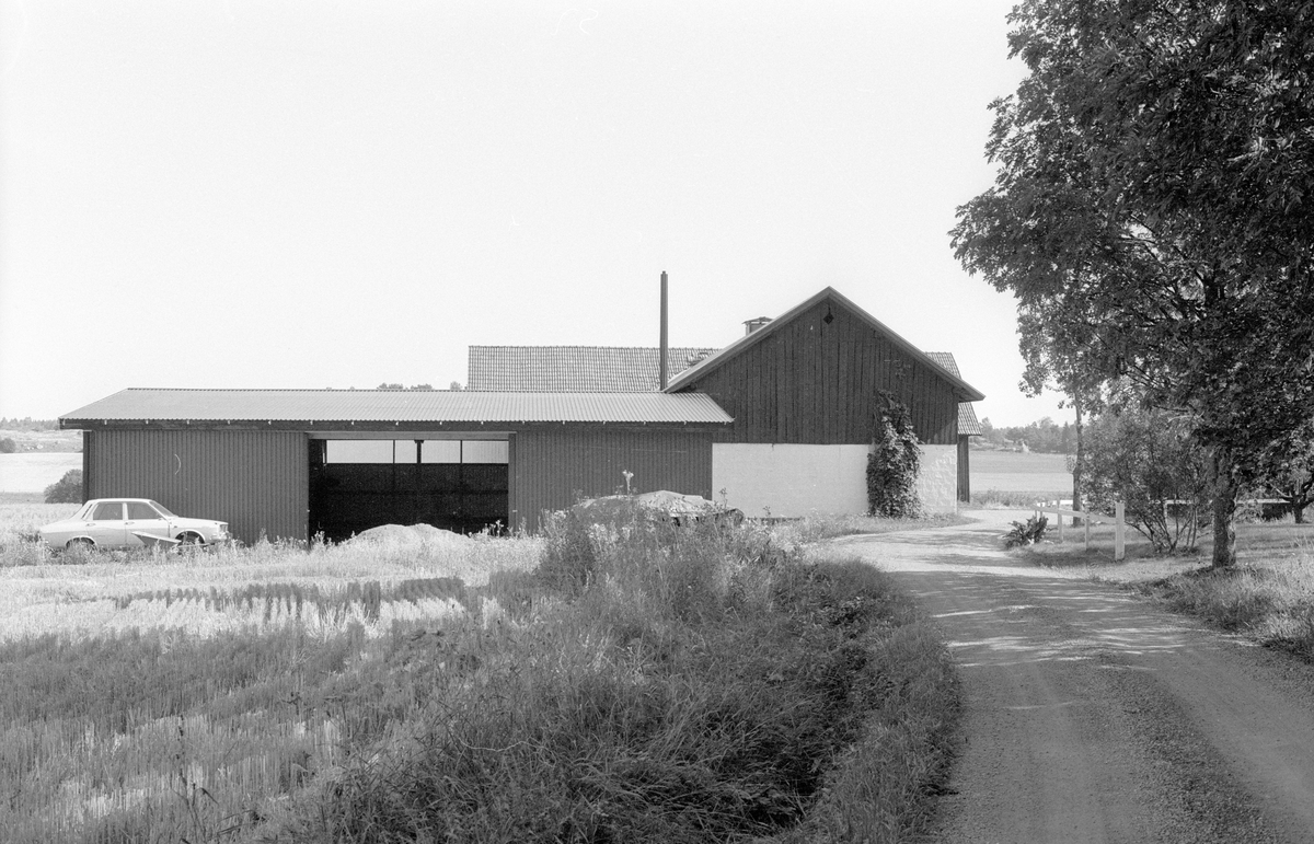 Maskinhall och ladugård, Holmsta 1:12, Holmsta, Jumkils socken, Uppland 1983