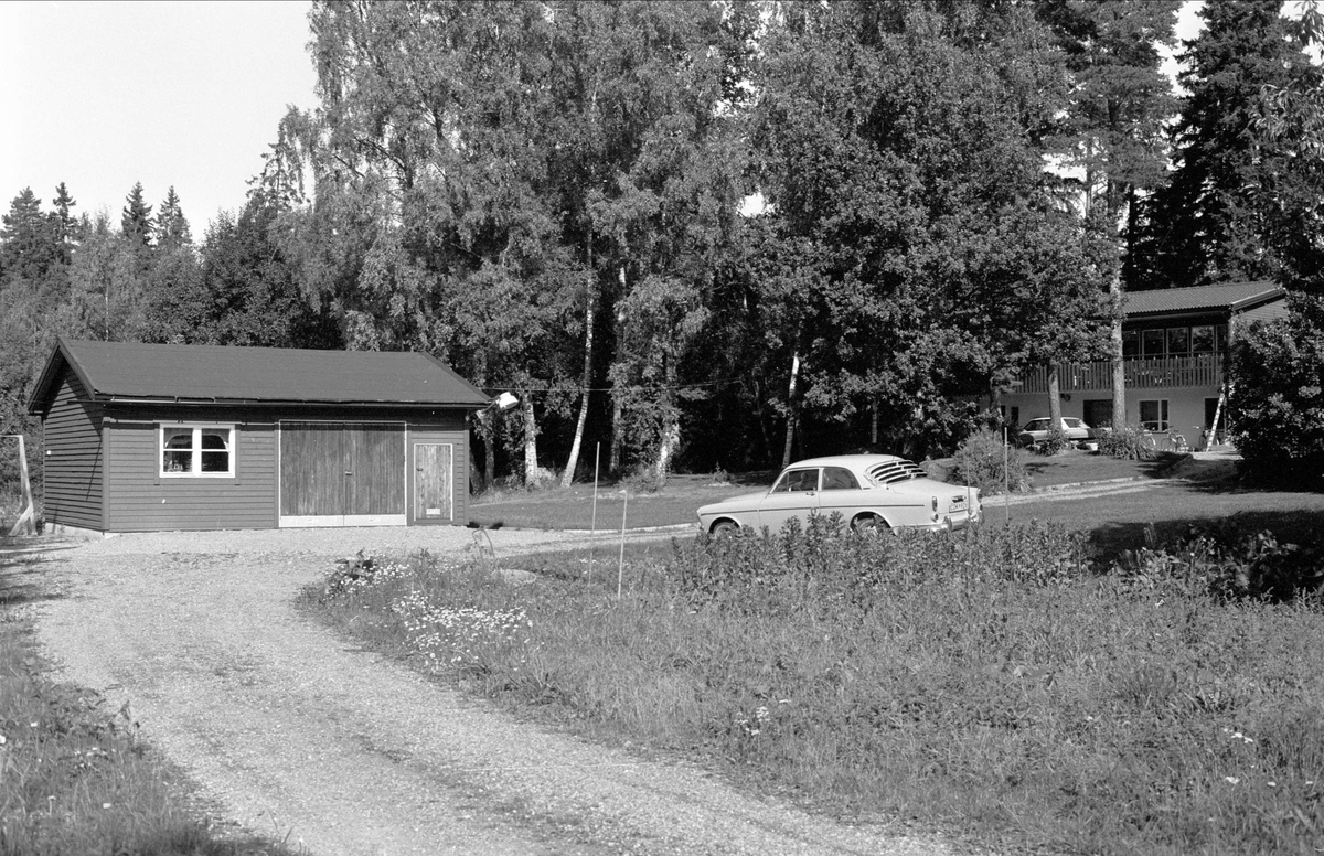 Bostadshus och garage, Lyse, Manbyle, Funbo socken, Uppland 1982