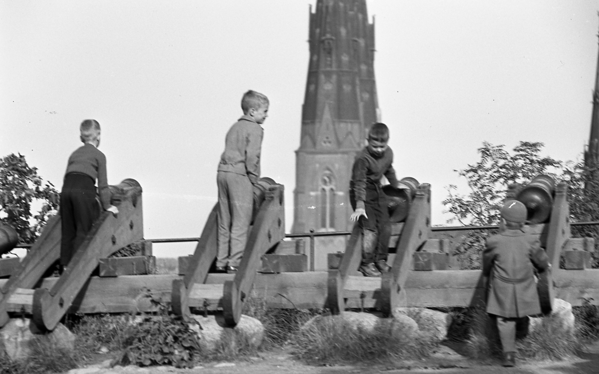 Pojkar klättrar i kanonerna vid Uppsala slott, Uppsala 1961