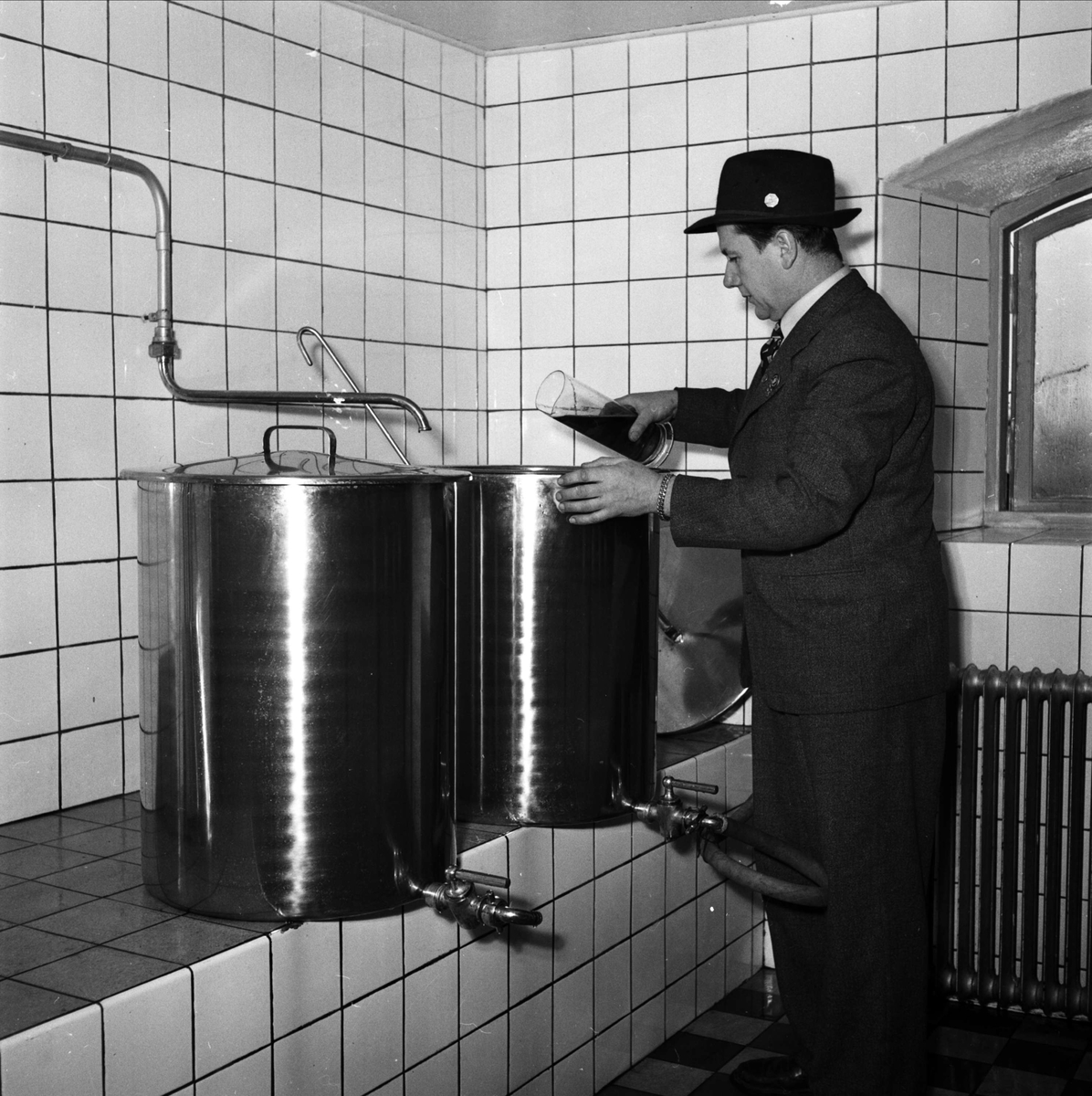 "Mejeri blev bryggeri", Storvreta Bryggeri, Rasbo, Uppland 1951. Sannolikt ägaren Rune Andersson i laboratoriet