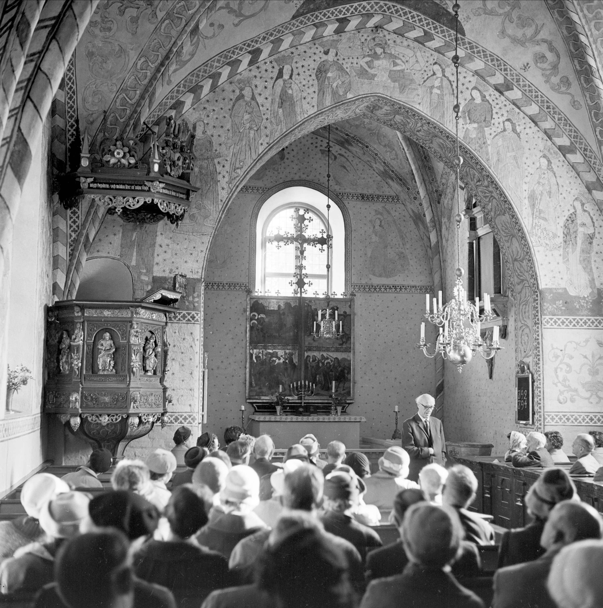 Upplands fornminnesförenings höstutflykt, Västeråkers kyrka, Uppland oktober 1961