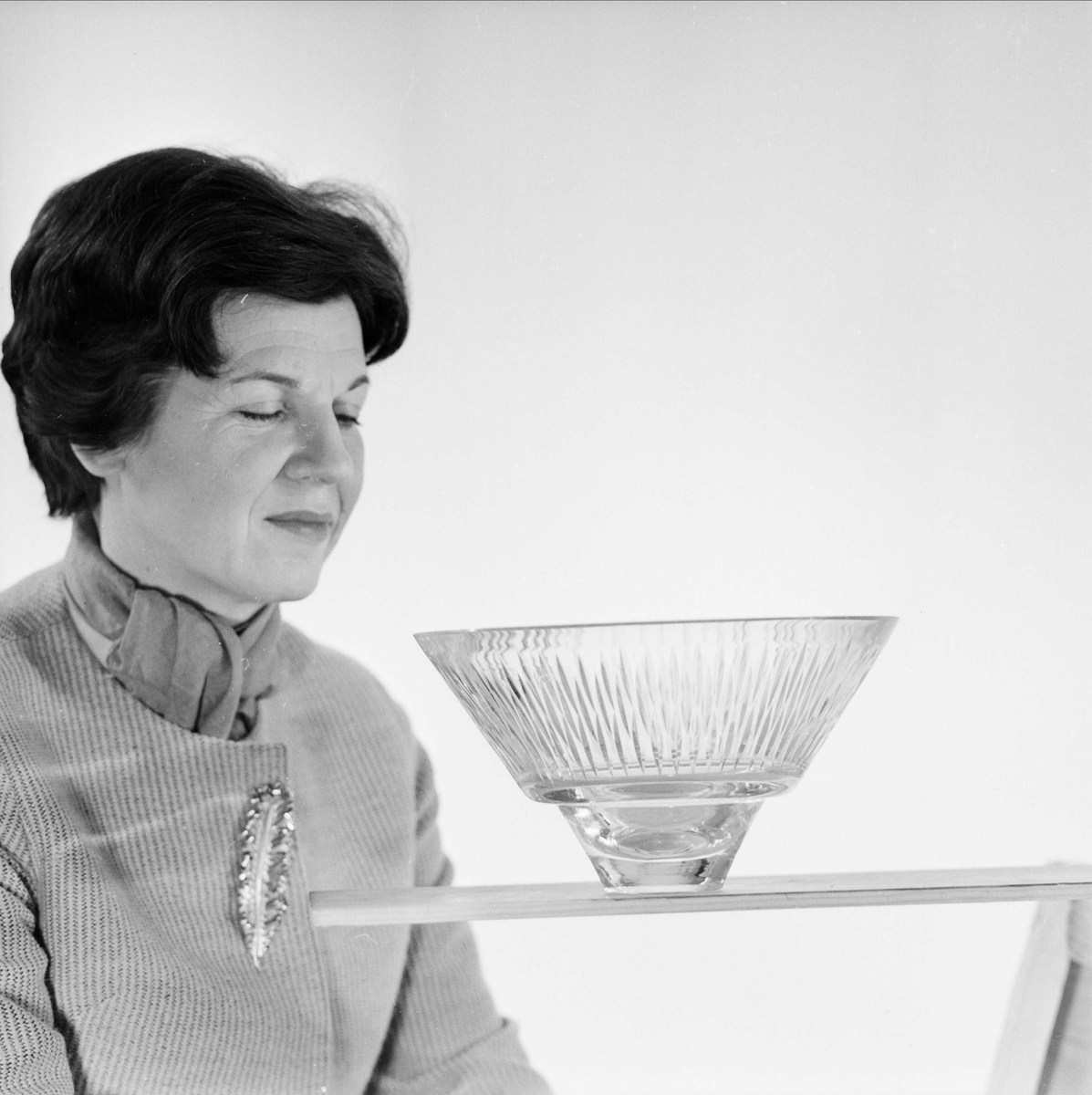 Konstnärinnan Ingrid Atterberg visar upp glasföremål, Uppsala 1964