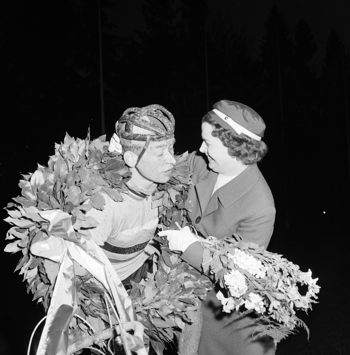 "Vinnaren Henri de Wolf och kranskullan Lili Landré", Uppsala maj 1958