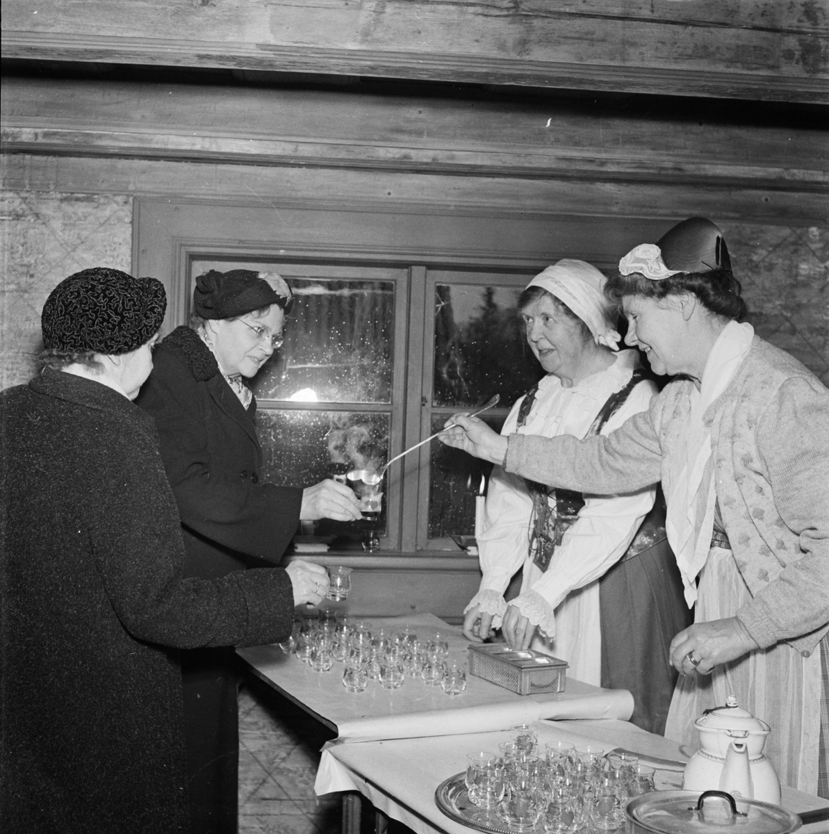 Försäljning av glögg på Disagården, Gamla Uppsala 1954