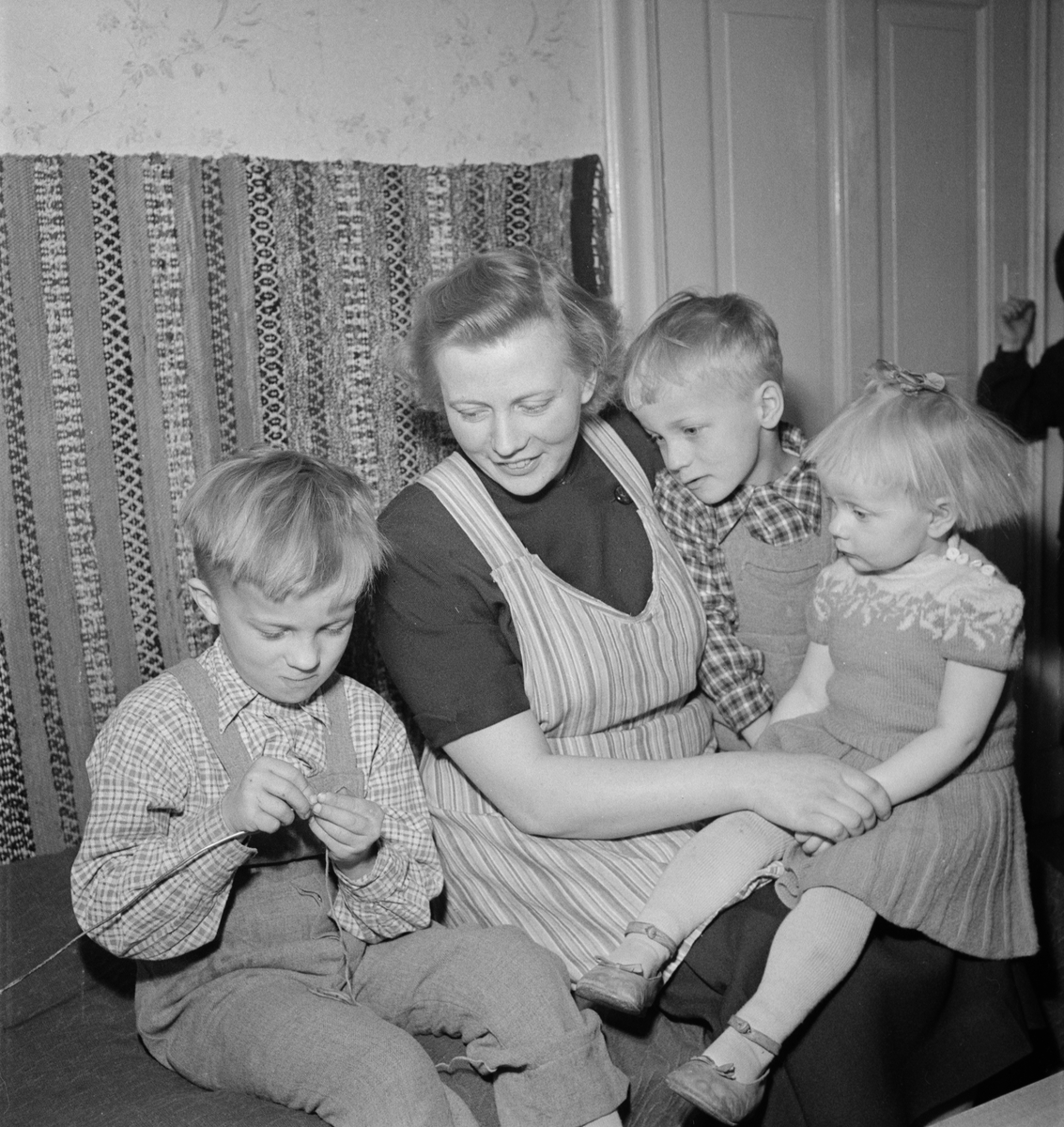 Lantbrukare Viola Andersson med barnen Lars, Staffan och Anne-Marie