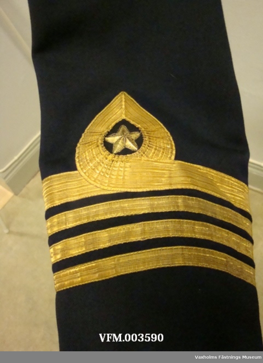 Kolett m/02-29 av kläde med gradbeteckning för överste vid KA