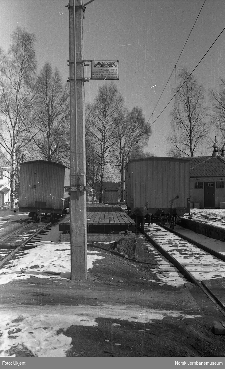 Sørumsand stasjon : omlastningsplattform og advarselsskilt