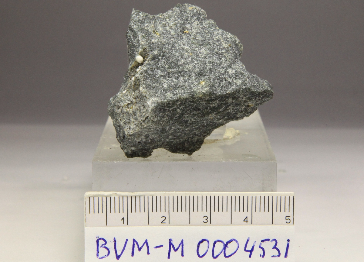 Ellingsenitt, hvite mikrokuler i lita druse i matriks.
Nytt mineral oppkalt etter en nordmann.
Fra Aris i Namibia.