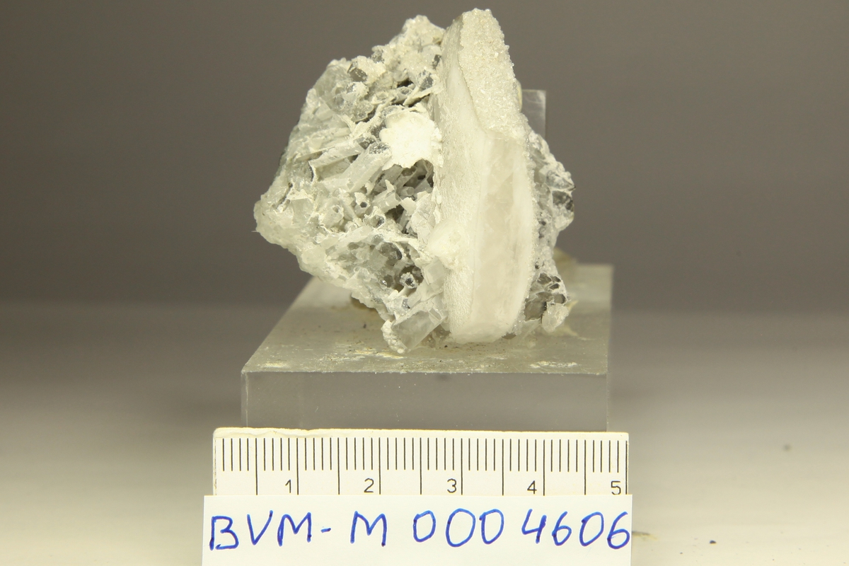 Kalsitt xl dekket med mikroharmotom(?) på noen flater, kvarts, karbonat.