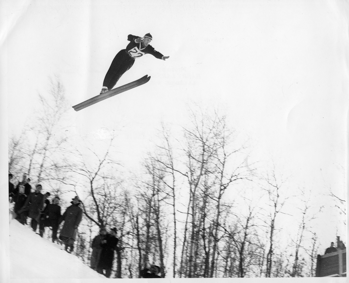 Petter Hugsted i hoppkonkurranse i Wisconsin 1949. Petter Hugsted in the air during a jumping competition in Wisconsin in 1949.