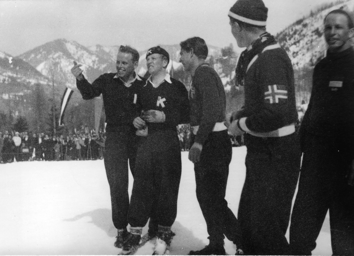 F.v.: Øivin Alstad, Birger Ruud, Sverre Lassen-Urdahl, Randmod Sørensen, Gregor Höll under renn i Østerrike. Birger Ruud and three Norwegian skiers during a jumping competition in Planica.