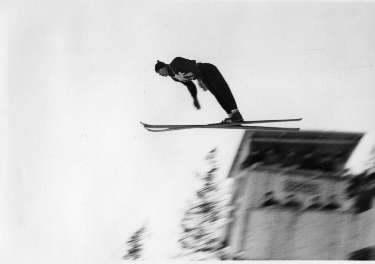 Arne Ulland i Hannibalbakken 1945. Olav Ulland in action at the Hannibal jumping hill 1945.