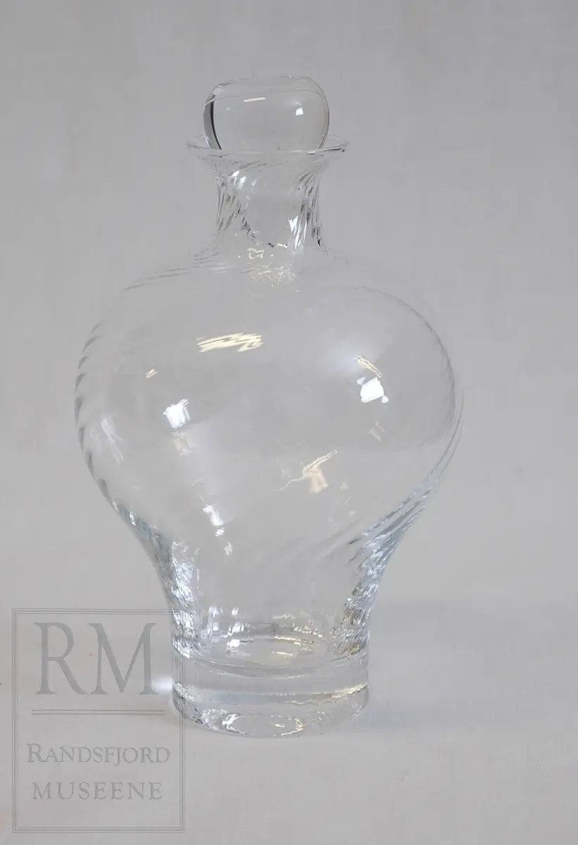 C: Emballasjen har motiv av en glassblåser på alle sider.