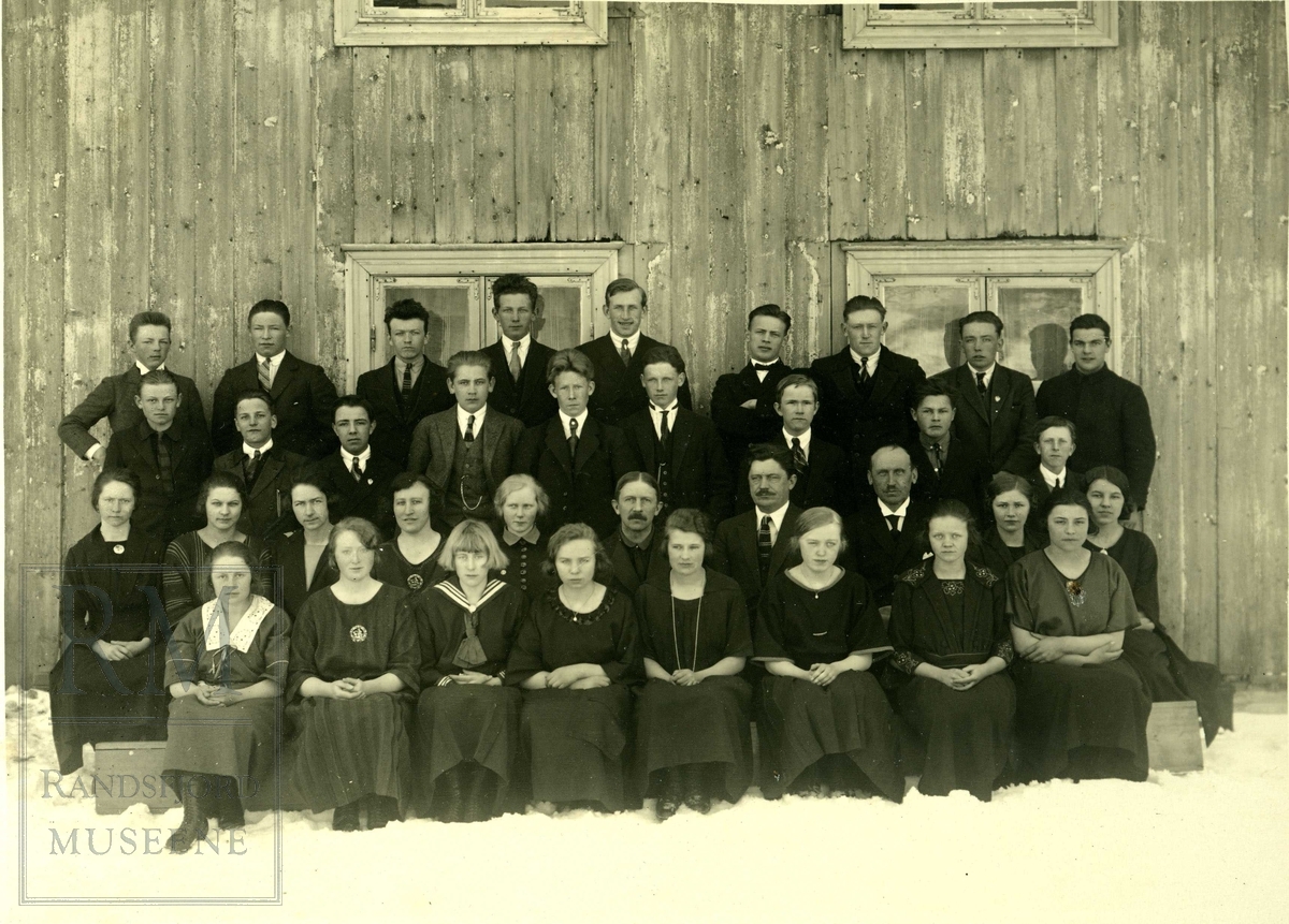 Vinterkurs, Vestoppland Folkehøgskole 1913-1914. Gruppebilde med elever og lærere.